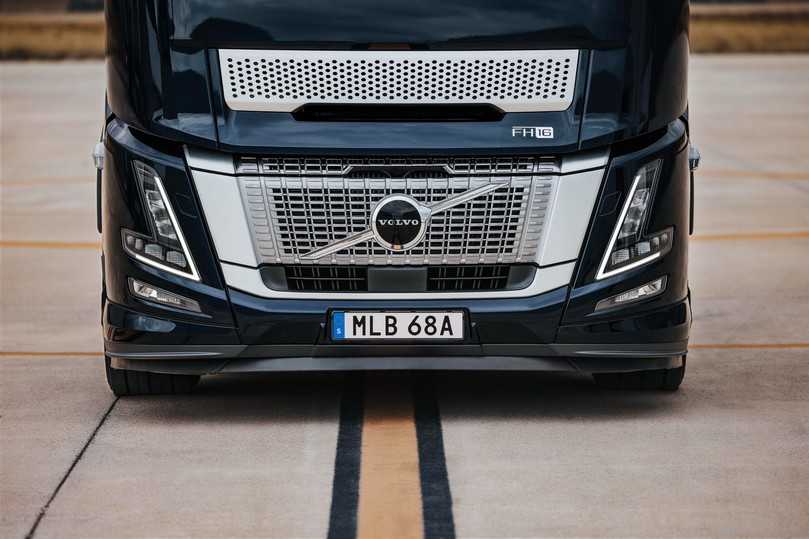 Ein zweigeteilter Kühlergrill mit großem Iron-Mark-Logo kennzeichnet die neue Volvo Aero-Generation auch beim FH16. | Foto: QUATEX Ein zweigeteilter Kühlergrill mit großem Iron-Mark-Logo kennzeichnet die neue Volvo Aero-Generation auch beim FH16. | Foto: QUATEX