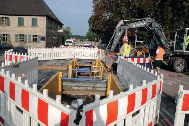 Der zweite Bauabschnitt „Talquerung Herzogenauracher Damm“ erfolgte im August 2019 mittels HDD-Verfahren. Zur Einrichtung der Startgrube und zur Anbindung der Leitung in der Äußeren Brucker Straße an das Netz wurde es notwendig, die Verbindungsstraße über die Regnitz in Richtung Herzogenaurach zwischen dem 29. Juli und dem 9. September 2019 komplett zu sperren. Der zweite Bauabschnitt „Talquerung Herzogenauracher Damm“ erfolgte im August 2019 mittels HDD-Verfahren. Zur Einrichtung der Startgrube und zur Anbindung der Leitung in der Äußeren Brucker Straße an das Netz wurde es notwendig, die Verbindungsstraße über die Regnitz in Richtung Herzogenaurach zwischen dem 29. Juli und dem 9. September 2019 komplett zu sperren.