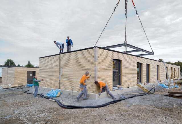 Die Holzbaumodule mit 95 % Vorfertigung werden vor Ort wie Legosteine zusammengefügt. | Foto: Aktiv-Haus GmbH Die Holzbaumodule mit 95 % Vorfertigung werden vor Ort wie Legosteine zusammengefügt. | Foto: Aktiv-Haus GmbH