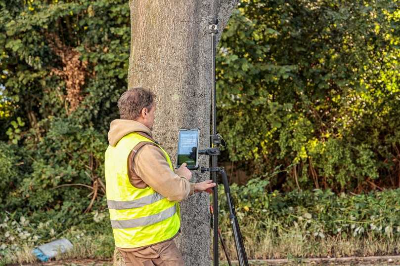 Ein Knopfdruck und die LN-150 arbeitet. Der Knappmann-Maschinist vermisst im ersten Schritt selbstständig das Gelände. | Foto: Topcon Ein Knopfdruck und die LN-150 arbeitet. Der Knappmann-Maschinist vermisst im ersten Schritt selbstständig das Gelände. | Foto: Topcon