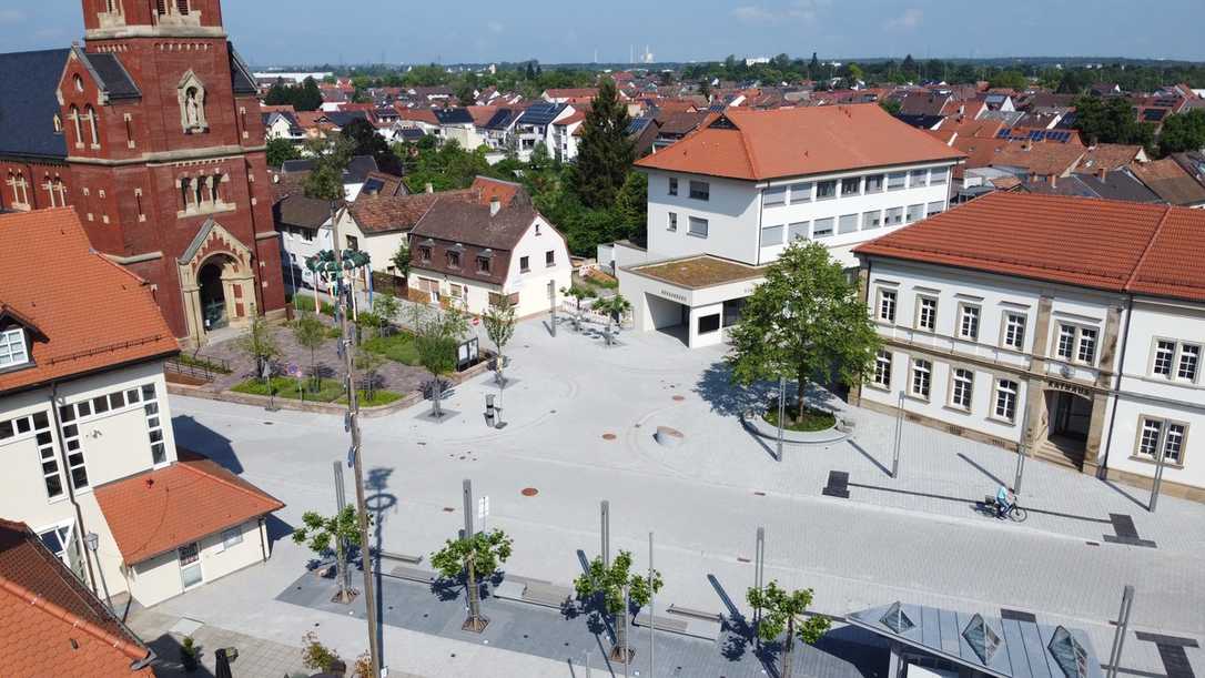 Betonpflaster revolutioniert Ortskern: wartungsarm und attraktiv Betonpflaster revolutioniert Ortskern: wartungsarm und attraktiv