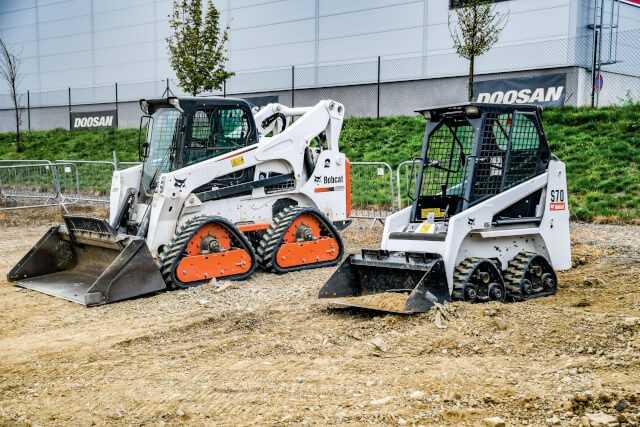 Der Quad-Track-Lader ist eine Konzeptmaschine, bei der vier Raupenlaufwerke die Räder ersetzen können. Die Maschine kommt auf den Markt, wenn sich herausstellt, dass wirklich Bedarf dafür vorhanden ist. | Foto: Grimm/B_I baumagazin Der Quad-Track-Lader ist eine Konzeptmaschine, bei der vier Raupenlaufwerke die Räder ersetzen können. Die Maschine kommt auf den Markt, wenn sich herausstellt, dass wirklich Bedarf dafür vorhanden ist. | Foto: Grimm/B_I baumagazin