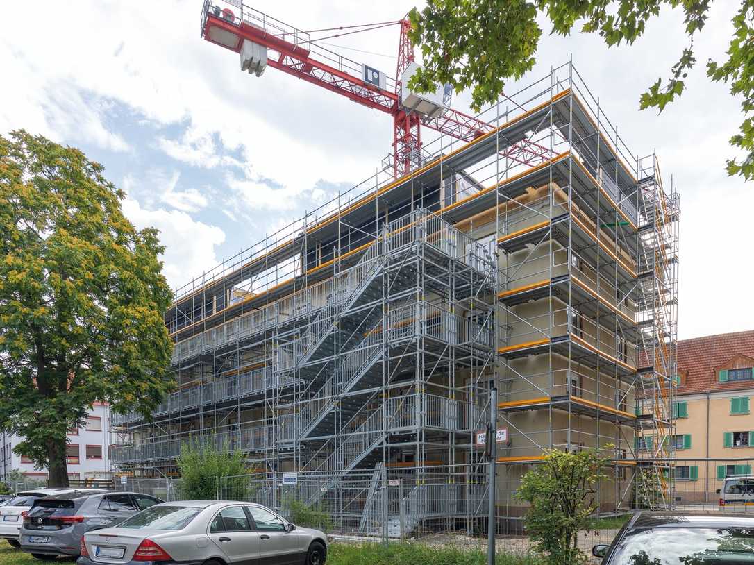 Wohnhaus-Modernisierung unter Bewohnung: Neue Zugangslösung mit Peri Up Public Wohnhaus-Modernisierung unter Bewohnung: Neue Zugangslösung mit Peri Up Public