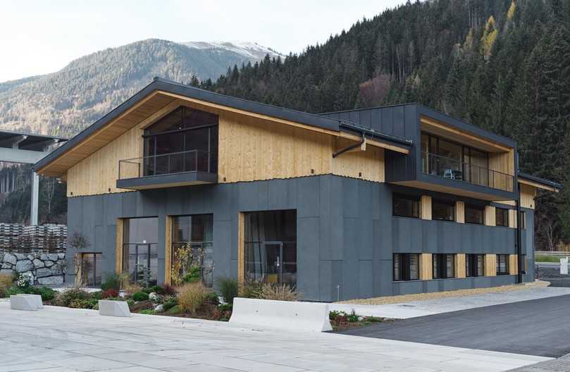 Das neue Rieder Headquarter: Für die Fassade wurden Glasfaserbeton-Platten "FibreC 3.0" in der an Schieferplatten erinnernden Textur in der Farbe "Pine green" verwendet. | Foto: Rieder Das neue Rieder Headquarter: Für die Fassade wurden Glasfaserbeton-Platten "FibreC 3.0" in der an Schieferplatten erinnernden Textur in der Farbe "Pine green" verwendet. | Foto: Rieder