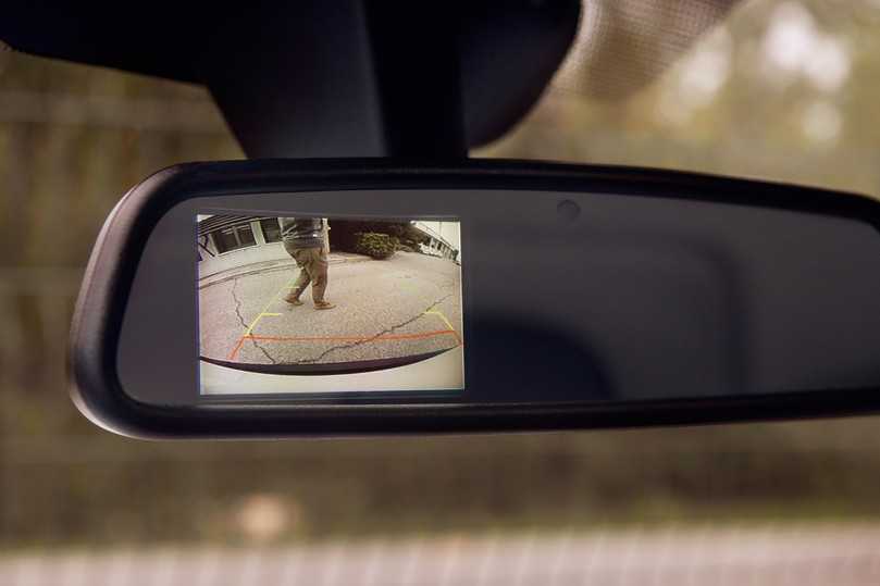 Die Rückfahrkamera projiziert ihr Bild vom rückwärtigen Verkehr in den Innenspiegel des Master Z.E. | Foto: Renault Trucks Die Rückfahrkamera projiziert ihr Bild vom rückwärtigen Verkehr in den Innenspiegel des Master Z.E. | Foto: Renault Trucks