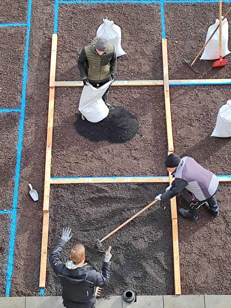 Foto: klimafarmer. - Mit Hessens erstem KlimaDach soll gezeigt werden, wie durch die Verwendung von initialisierter Pflanzenkohle der Wuchs der Dachbegrünung verbessert wird. | Foto: klimafarmer Foto: klimafarmer. - Mit Hessens erstem KlimaDach soll gezeigt werden, wie durch die Verwendung von initialisierter Pflanzenkohle der Wuchs der Dachbegrünung verbessert wird. | Foto: klimafarmer