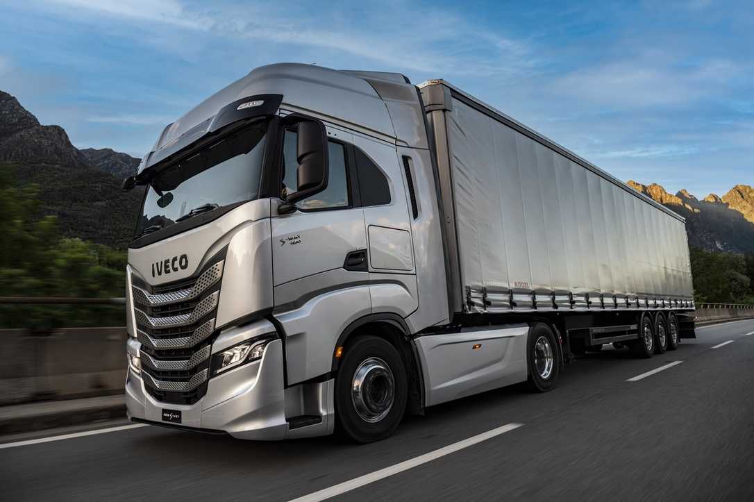 Iveco überarbeitet Fernverkehr-Lkw: S-Way mit neuen Motoren und Sprachassistent Alexa Iveco überarbeitet Fernverkehr-Lkw: S-Way mit neuen Motoren und Sprachassistent Alexa