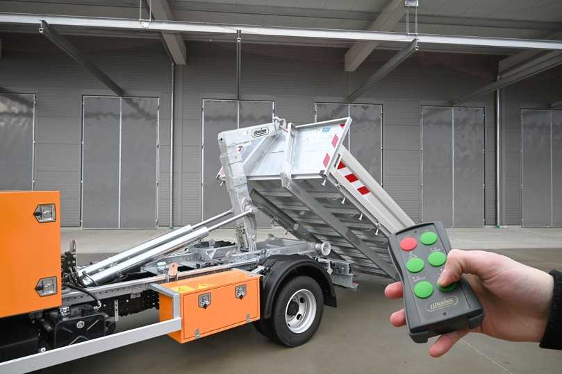 Per Knopfdruck auf der Funkfernbedienung steuert der Fahrer den Hakenlift ganz bequem von außerhalb der Fahrzeugkabine an. | Foto: Unsinn Fahrzeugtechnik Per Knopfdruck auf der Funkfernbedienung steuert der Fahrer den Hakenlift ganz bequem von außerhalb der Fahrzeugkabine an. | Foto: Unsinn Fahrzeugtechnik
