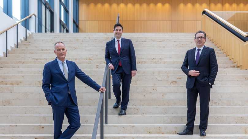„Der Wirtschafts- und Industriestandort Deutschland lebt vor allem vom Vertrauen der Investoren aus dem In- und Ausland in die soziale Marktwirtschaft und ihre demokratischen wirtschaftspolitischen Grundlagen.“ VDMA-Präsidium (v.l): Karl Haeusgen, Bertram Kawlath und Henrik Schunk | Foto: VDMA „Der Wirtschafts- und Industriestandort Deutschland lebt vor allem vom Vertrauen der Investoren aus dem In- und Ausland in die soziale Marktwirtschaft und ihre demokratischen wirtschaftspolitischen Grundlagen.“ VDMA-Präsidium (v.l): Karl Haeusgen, Bertram Kawlath und Henrik Schunk | Foto: VDMA