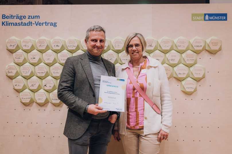 Ehepaar Rose präsentiert die Urkunde über den Beitrag der Peter Rose GaLaBau GmbH zum Klimastadt-Vertrag mit der Stadt Münster. Die feierliche Unterzeichnung erfolgte am 28. Februar 2024 im Historischen Rathaus Münster. | Foto: Meike Reiners Ehepaar Rose präsentiert die Urkunde über den Beitrag der Peter Rose GaLaBau GmbH zum Klimastadt-Vertrag mit der Stadt Münster. Die feierliche Unterzeichnung erfolgte am 28. Februar 2024 im Historischen Rathaus Münster. | Foto: Meike Reiners