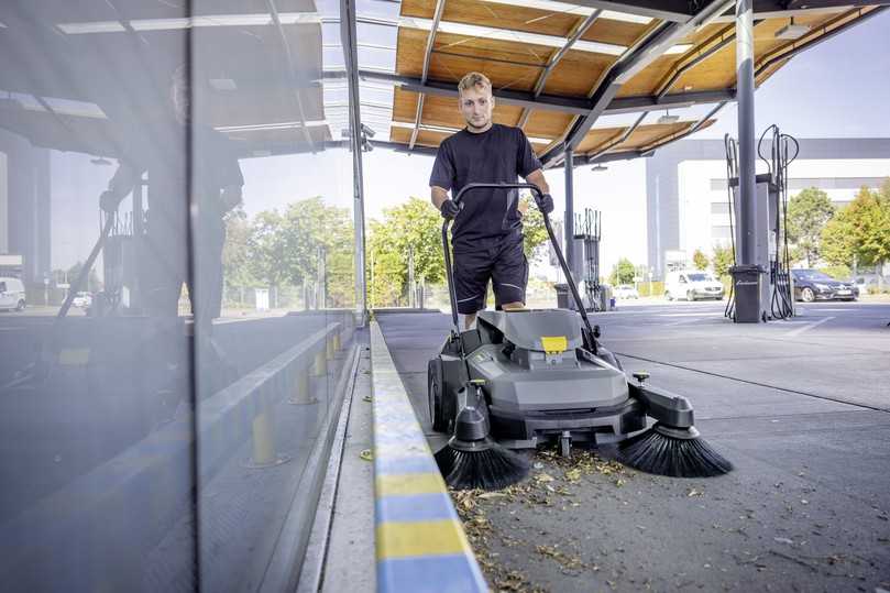 Die beiden Kehrmaschinen können knapp 4.000 Quadratmeter pro Stunde als Flächenleistung erreichen | Foto: Kärcher Die beiden Kehrmaschinen können knapp 4.000 Quadratmeter pro Stunde als Flächenleistung erreichen | Foto: Kärcher