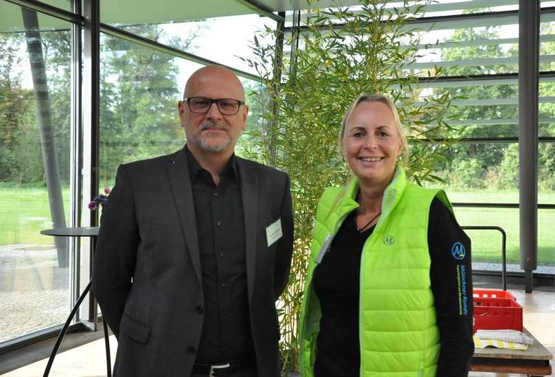 Irina Dörschel, Veranstalterin der Münchner Runde, und Karsten Friesecke von Steinzeug Keramo | Foto: Tine Hellwig, Grafikbüro Irina Dörschel, Veranstalterin der Münchner Runde, und Karsten Friesecke von Steinzeug Keramo | Foto: Tine Hellwig, Grafikbüro