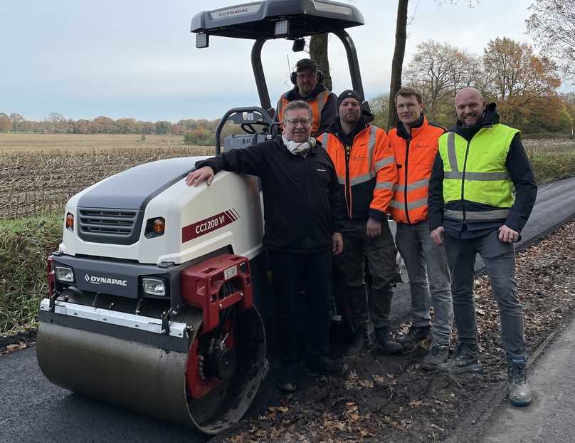 Freuten sich über die gute Zusammenarbeit: (von links) Michael Heid (Vertrieb Dynapac), Walzenfahrer Dallmann, Michael Brake (Bauleiter Dallmann), Manuel Heitmann (Asphaltstraßenbau Dallmann), Sascha Herks (Dynapac). | Foto: Dynapac Freuten sich über die gute Zusammenarbeit: (von links) Michael Heid (Vertrieb Dynapac), Walzenfahrer Dallmann, Michael Brake (Bauleiter Dallmann), Manuel Heitmann (Asphaltstraßenbau Dallmann), Sascha Herks (Dynapac). | Foto: Dynapac