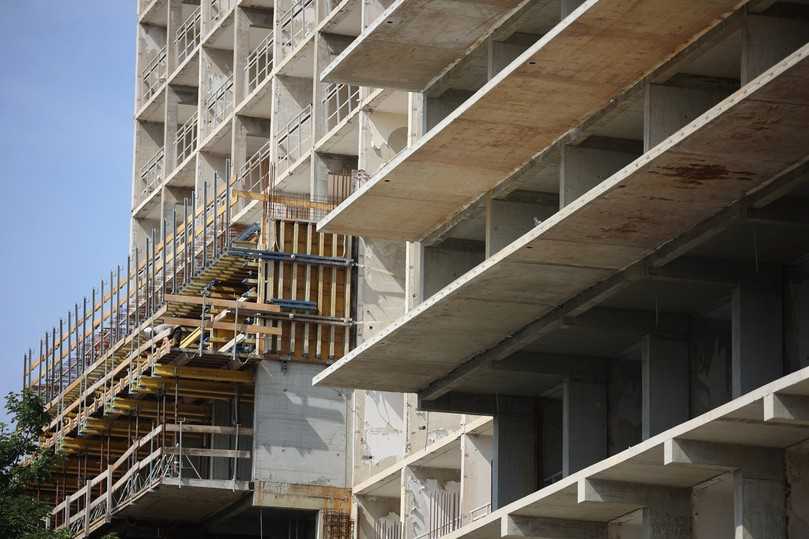 An die Gebäudeerweiterung werden Balkonplatten angebracht, die im Ortbetonverfahren hergestellt werden. | Foto: Schöck Bauteile GmbH An die Gebäudeerweiterung werden Balkonplatten angebracht, die im Ortbetonverfahren hergestellt werden. | Foto: Schöck Bauteile GmbH