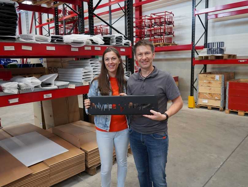 Die Geschäftsführer der Polypipe Solutions Jens Becker und Ricarda Schönfeld beim Besuch in Porvoo, Finnland. Als Vertragspartner und Händler des gesamten Picote-Sortiments gibt es auch die Millers von Picote jetzt im Polypipe-Design. | Foto: Polypipe Die Geschäftsführer der Polypipe Solutions Jens Becker und Ricarda Schönfeld beim Besuch in Porvoo, Finnland. Als Vertragspartner und Händler des gesamten Picote-Sortiments gibt es auch die Millers von Picote jetzt im Polypipe-Design. | Foto: Polypipe