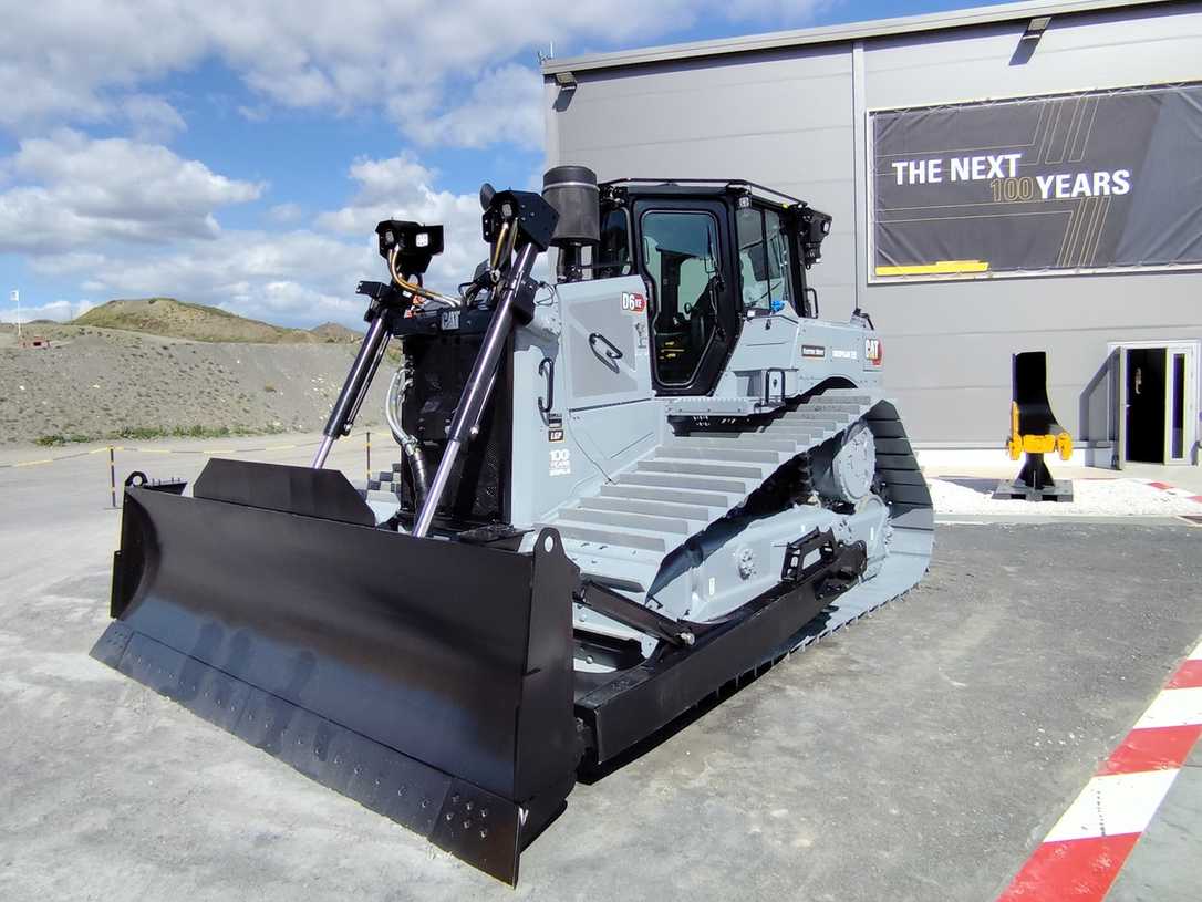 Cat Dozer D6 XE in Sonderlackierung „Centennial Grey“ zum 100. Jubiläum von Caterpillar. Cat Dozer D6 XE in Sonderlackierung „Centennial Grey“ zum 100. Jubiläum von Caterpillar.