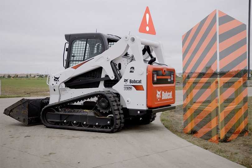Die Bobcat-Kollisionsvermeidung arbeitet mit Kamerabildern vom Smartphone des Fahrers. Auf deren Basis wird der Arbeitsbereich der Maschine eingeschränkt. | Foto: Doosan Bobcat Die Bobcat-Kollisionsvermeidung arbeitet mit Kamerabildern vom Smartphone des Fahrers. Auf deren Basis wird der Arbeitsbereich der Maschine eingeschränkt. | Foto: Doosan Bobcat