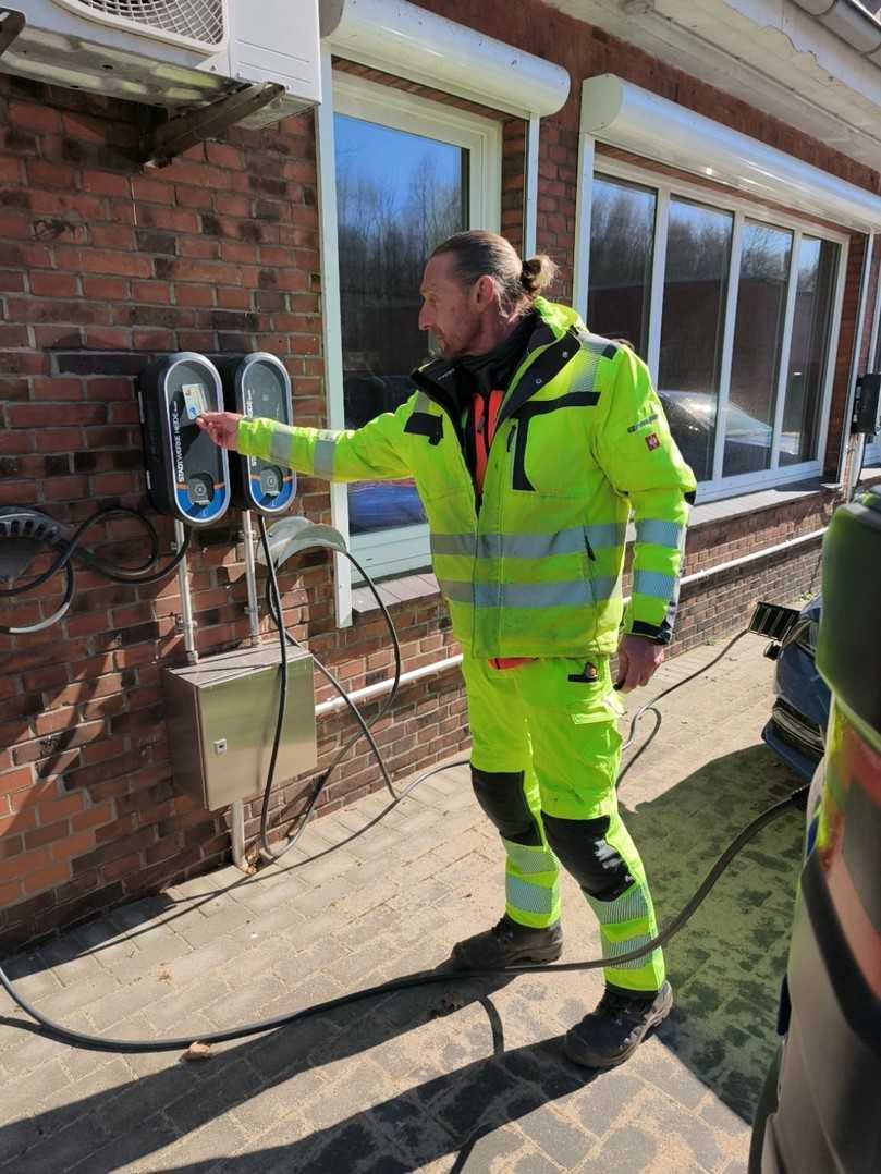 Sollte der Akku doch während des Arbeitstages zu wenig Ladung haben, dann kann dank des Typ 2-Steckers an jeder normalen Ladestation nachgeladen werden. | Foto: Swecon Sollte der Akku doch während des Arbeitstages zu wenig Ladung haben, dann kann dank des Typ 2-Steckers an jeder normalen Ladestation nachgeladen werden. | Foto: Swecon