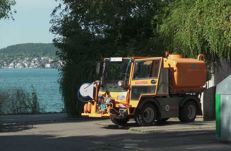 Die Stadt Überlingen hat wie andere Kommunen am Bodensee das Privileg, für den Eigenbedarf Seewasser gebührenfrei entnehmen zu dürfen. Hier tankt ein kommunales Bewässerungsfahrzeug an der in Ufernähe installierten Zapfstelle das nicht aufbereitete Oberflächenwasser. | Foto: König Die Stadt Überlingen hat wie andere Kommunen am Bodensee das Privileg, für den Eigenbedarf Seewasser gebührenfrei entnehmen zu dürfen. Hier tankt ein kommunales Bewässerungsfahrzeug an der in Ufernähe installierten Zapfstelle das nicht aufbereitete Oberflächenwasser. | Foto: König
