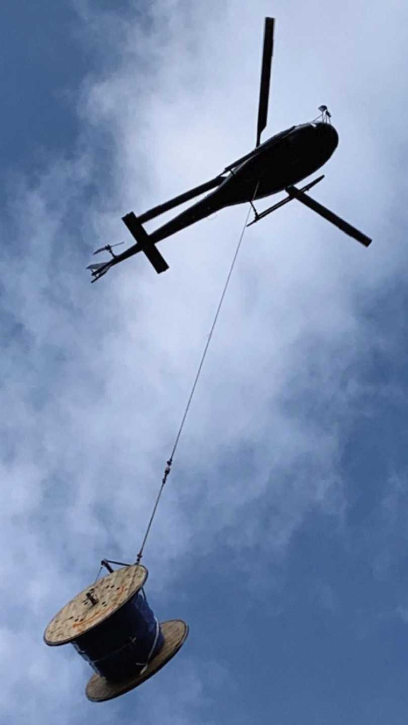 Die Trommel mit dem Primus Liner wurde in Frankreich mit einem Hubschrauber zum Einsatzort transportiert, nachdem die Überschwemmung die Infrastruktur zerstört hatte. | Foto: Primus Line Die Trommel mit dem Primus Liner wurde in Frankreich mit einem Hubschrauber zum Einsatzort transportiert, nachdem die Überschwemmung die Infrastruktur zerstört hatte. | Foto: Primus Line