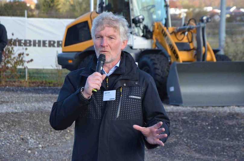 Jürgen Appel, Head of Technology Coordination bei der Liebherr-International AG, stellte den neuen Batterie-Radlader L 507 E auf dem Werksgelände in Bad Schussenried vor. | Foto: B_I MEDIEN/H. Stellmach Jürgen Appel, Head of Technology Coordination bei der Liebherr-International AG, stellte den neuen Batterie-Radlader L 507 E auf dem Werksgelände in Bad Schussenried vor. | Foto: B_I MEDIEN/H. Stellmach