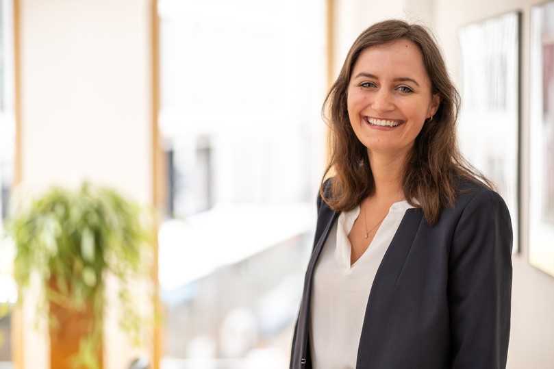 „Das BGH-Urteil zum selbständigen Beweisverfahren spart Zeit und lässt Raum für gütliche Einigung.“ Charlotte Peitsmeier | Foto: Koenen Bauanwälte „Das BGH-Urteil zum selbständigen Beweisverfahren spart Zeit und lässt Raum für gütliche Einigung.“ Charlotte Peitsmeier | Foto: Koenen Bauanwälte