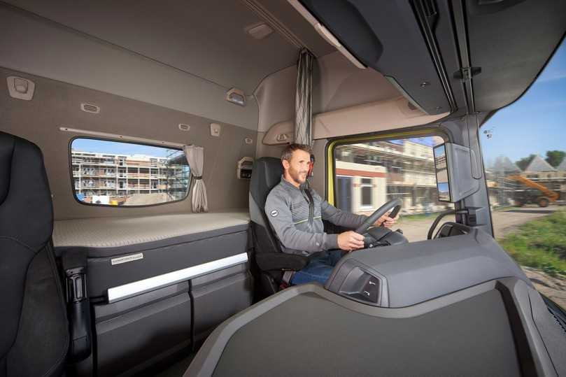 Platzangebot, Komfort und Bedienbarkeit unterscheiden sich im DAF XFC nicht von den reinen Straßenrollern. | Foto: DAF Trucks Platzangebot, Komfort und Bedienbarkeit unterscheiden sich im DAF XFC nicht von den reinen Straßenrollern. | Foto: DAF Trucks
