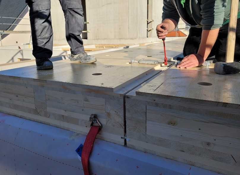 Mit der „CLT Box – Decke FS“ sind kurze Bauzeiten möglich, denn die Elemente sind sofort begehbar. | Foto: best wood Schneider GmbH Mit der „CLT Box – Decke FS“ sind kurze Bauzeiten möglich, denn die Elemente sind sofort begehbar. | Foto: best wood Schneider GmbH