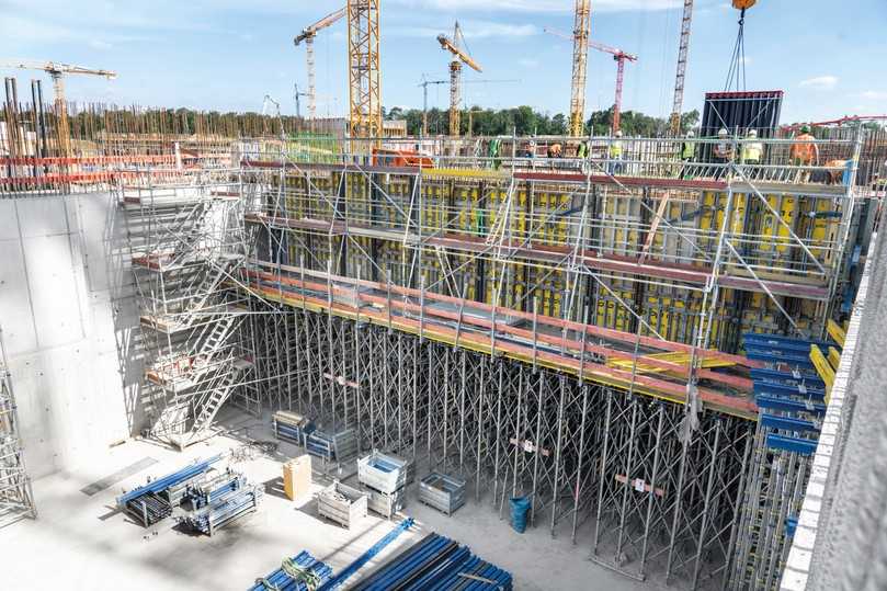 Dreiviertel von Dokas europäischem Gesamtbestand an Staxo 100-Gerüstbelägen waren hier im Einsatz, um sichere Arbeitswege zu gewährleisten. | Foto: Doka Dreiviertel von Dokas europäischem Gesamtbestand an Staxo 100-Gerüstbelägen waren hier im Einsatz, um sichere Arbeitswege zu gewährleisten. | Foto: Doka