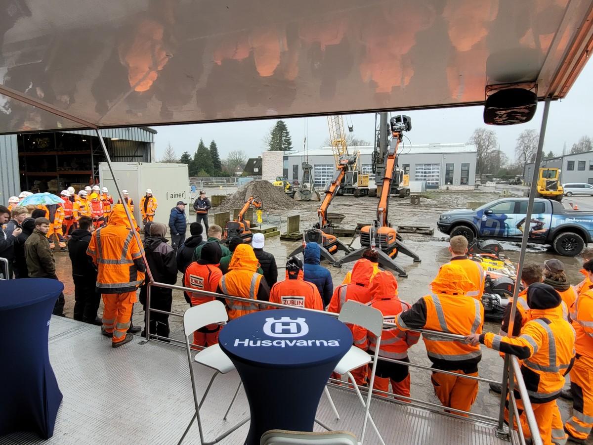 Zur Husqvarna-Roadshow nach Bad Zwischenahn war eine große Gruppe Maschinenführer-Azubis von Strabag/Züblin gekommen. | Foto: B_I/bb