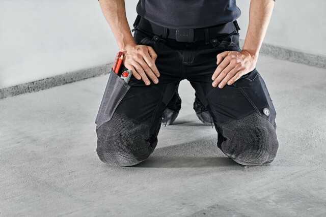 Die Kniepolster werden in eine kevlarverstärkte Tasche eingesteckt, die ebenso elastisch ist wie der Rest der X-Treme-Hose von ENGEL Workwear. Die Kniepolster werden in eine kevlarverstärkte Tasche eingesteckt, die ebenso elastisch ist wie der Rest der X-Treme-Hose von ENGEL Workwear.