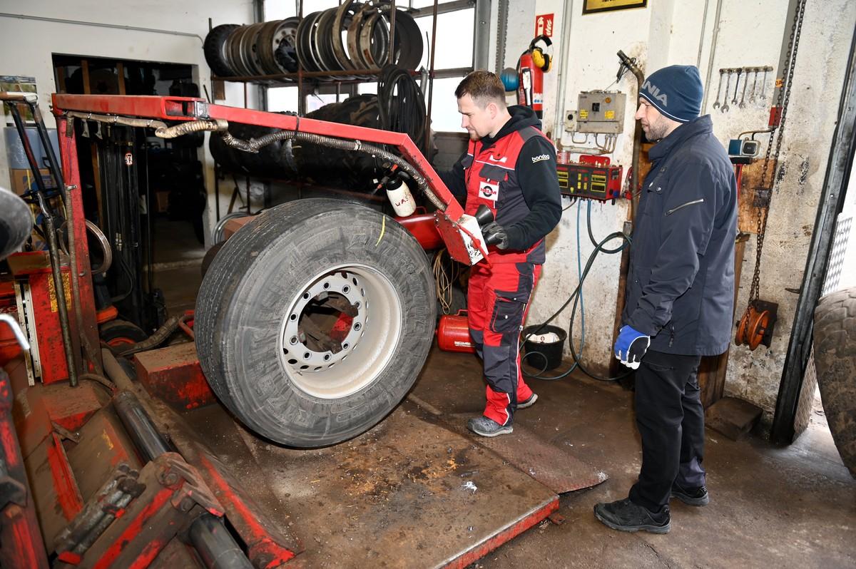 Reifen Helm in Parchim legte sich tüchtig ins Zeug, um den Scania-Kipper schnell wieder ins Rollen zu bringen. | Foto: QUATEX Reifen Helm in Parchim legte sich tüchtig ins Zeug, um den Scania-Kipper schnell wieder ins Rollen zu bringen. | Foto: QUATEX