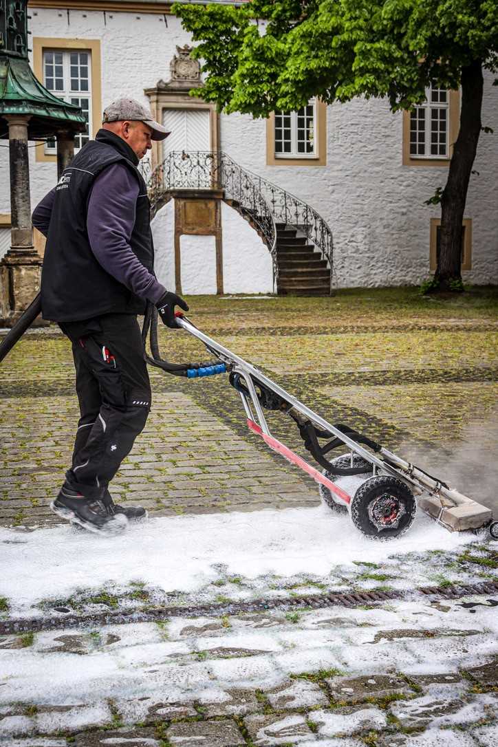 Anwendung des ElmoTherm-Verfahrens auf einer historischen Pflasterfläche. | Foto: Elmo/mbrmnn_photography Anwendung des ElmoTherm-Verfahrens auf einer historischen Pflasterfläche. | Foto: Elmo/mbrmnn_photography