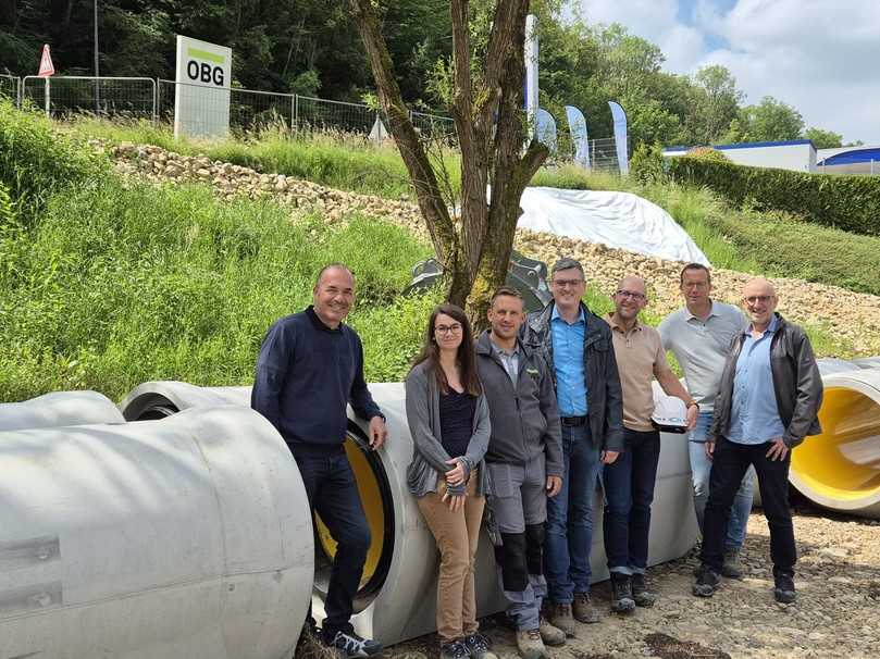 Konstruktives Miteinander zwischen Auftraggeber, Ingenieurbüro, Bauunternehmen und Rohrhersteller: Joachim Strack, Geschäftsführer Beton Müller, Sarah Simon vom Ingenieurbüro Schroeder & Associés, Jascha Walzinger, Polier bei OBG Lux, Markus Helfen, Geschäftsführer Tief- und Ingenieurbau bei OBG Lux, Marco Rings vom Abwassersyndikat Sidest, Martin Boldorf, Oberbauleiter bei OBG Lux, und Martin Baumann, Vertrieb Luxemburg bei Beton Müller | Foto: B_I/zu Eulenburg Konstruktives Miteinander zwischen Auftraggeber, Ingenieurbüro, Bauunternehmen und Rohrhersteller: Joachim Strack, Geschäftsführer Beton Müller, Sarah Simon vom Ingenieurbüro Schroeder & Associés, Jascha Walzinger, Polier bei OBG Lux, Markus Helfen, Geschäftsführer Tief- und Ingenieurbau bei OBG Lux, Marco Rings vom Abwassersyndikat Sidest, Martin Boldorf, Oberbauleiter bei OBG Lux, und Martin Baumann, Vertrieb Luxemburg bei Beton Müller | Foto: B_I/zu Eulenburg