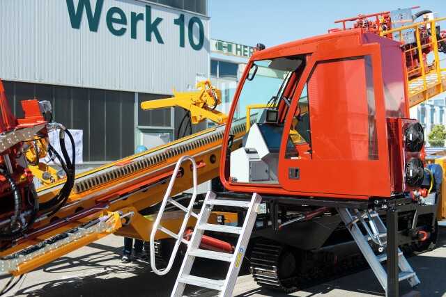 Mit an Bord ist die mit Bildschirm und Touchscreen ausgestattete Kabine. Die komplette Ausstattung spart im Vergleich zur Großbohrtechnik nicht nur Platz auf der Baustelle, es verkürzen sich auch die Rüstzeiten. | Fotos: Herrenknecht Mit an Bord ist die mit Bildschirm und Touchscreen ausgestattete Kabine. Die komplette Ausstattung spart im Vergleich zur Großbohrtechnik nicht nur Platz auf der Baustelle, es verkürzen sich auch die Rüstzeiten. | Fotos: Herrenknecht