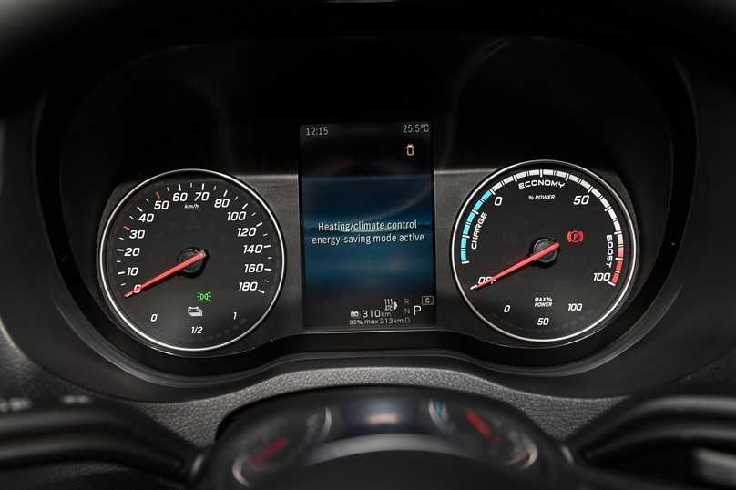 Über Ladezustand der Batterie und Restreichweite informiert die MBUX-Einheit. | Foto: Mercedes, QUATEX Über Ladezustand der Batterie und Restreichweite informiert die MBUX-Einheit. | Foto: Mercedes, QUATEX