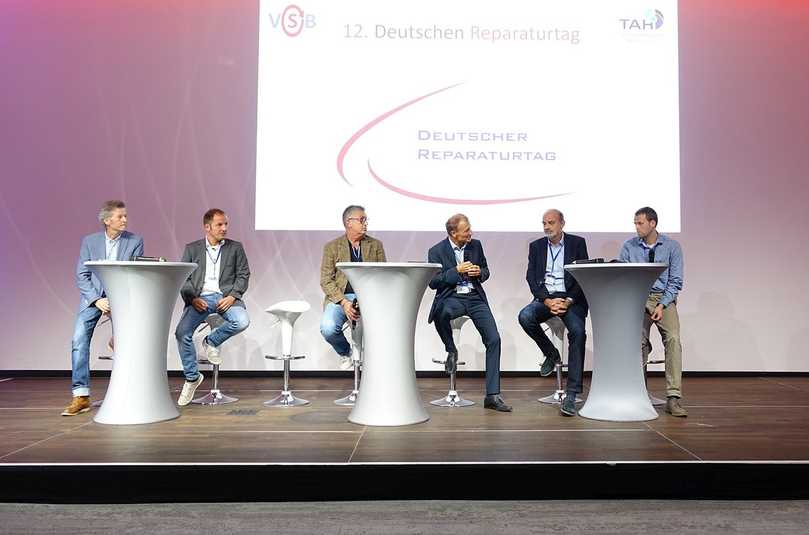 Abschließende Podiumsdiskussion beim Deutschen Reparaturtag mit (v.l.) Dipl.-Ing. Christoph Pöllmann (Sachverständiger bei Aquasenat), Michael Kommer (GFK-Pro), Steffen Roll (Pipetronics), Moderator Dipl.-Ing. Michael Hippe, Roland Baum (Stadtentwässerungsbetrieb Düsseldorf), Ralph Zwafink (Hansewasser) | Foto: TAH Abschließende Podiumsdiskussion beim Deutschen Reparaturtag mit (v.l.) Dipl.-Ing. Christoph Pöllmann (Sachverständiger bei Aquasenat), Michael Kommer (GFK-Pro), Steffen Roll (Pipetronics), Moderator Dipl.-Ing. Michael Hippe, Roland Baum (Stadtentwässerungsbetrieb Düsseldorf), Ralph Zwafink (Hansewasser) | Foto: TAH