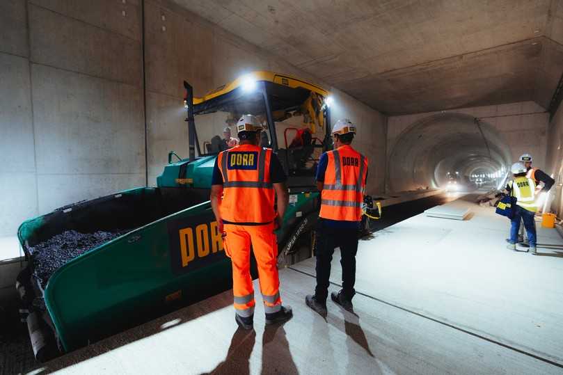 Die Asphalttragschicht soll die Betontragschicht sowie die hydraulisch gebundene Tragschicht des
Standardsystems ersetzen. | Foto: ARGE FF PORR S21 Die Asphalttragschicht soll die Betontragschicht sowie die hydraulisch gebundene Tragschicht des
Standardsystems ersetzen. | Foto: ARGE FF PORR S21