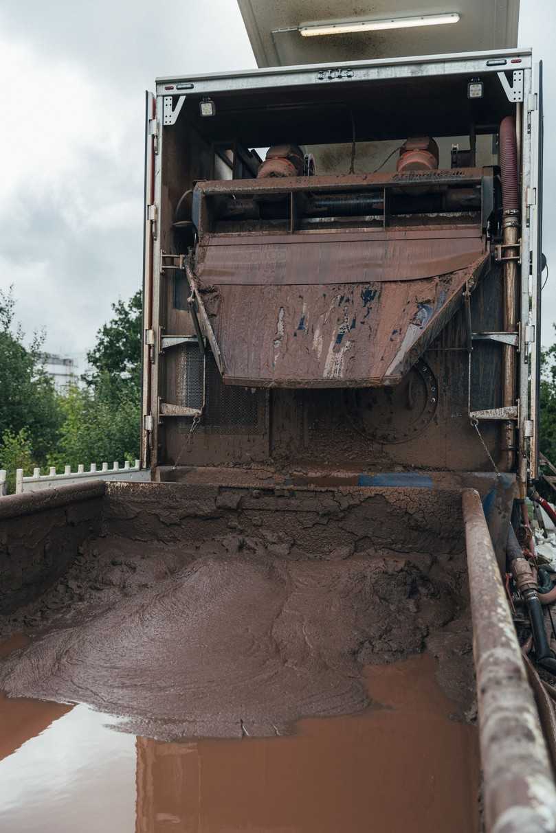 Insgesamt wurden rund 800 m3 Bohrspülung für die Herstellung des Dükers verbraucht und recycelt, 500 m3 davon vor Ort. | Foto: Tracto-Technik Insgesamt wurden rund 800 m3 Bohrspülung für die Herstellung des Dükers verbraucht und recycelt, 500 m3 davon vor Ort. | Foto: Tracto-Technik