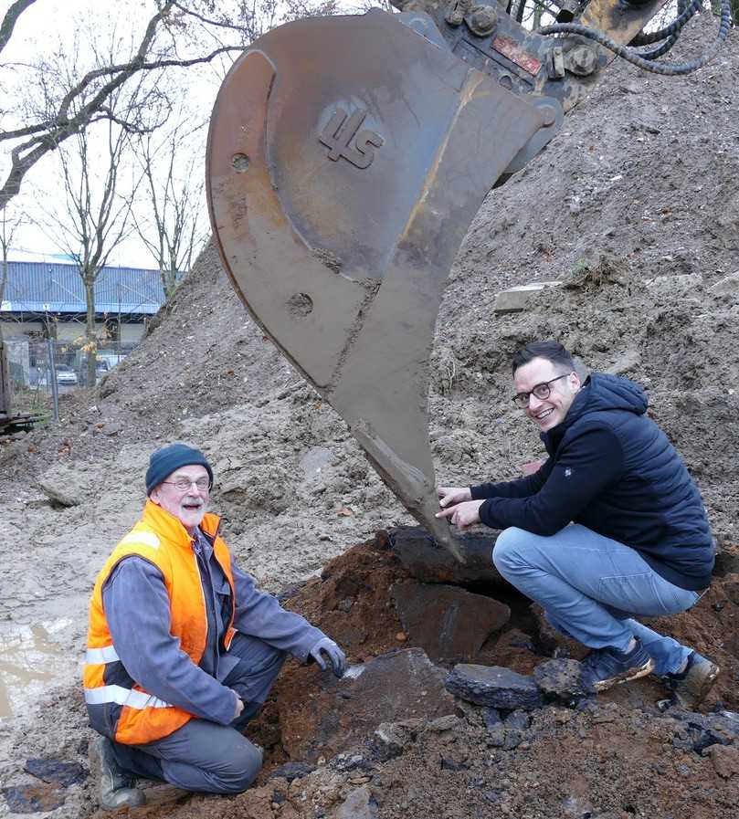Ludwig Kaczykowski (links; Iser GmbH) und Yannik Steil (LIS) mit dem LIS BucKIT Baggerlöffel. | Foto: Linser Ludwig Kaczykowski (links; Iser GmbH) und Yannik Steil (LIS) mit dem LIS BucKIT Baggerlöffel. | Foto: Linser