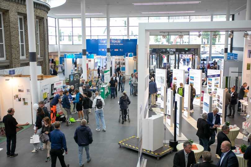 Rund 69.000 Quadratmeter Freigelände und über 20.000 Quadratmeter Hallenfläche: Die Nordbau gilt als wichtigste Kompaktbaumesse im nördlichen Europa und dem gesamten Ostseeraum. Jährlich bis zu 600 Aussteller aus 15 Ländern treffen auf rund 60.000 Besucher. | Foto: Holstenhallen Neumünster – NordBau – SixConcept Rund 69.000 Quadratmeter Freigelände und über 20.000 Quadratmeter Hallenfläche: Die Nordbau gilt als wichtigste Kompaktbaumesse im nördlichen Europa und dem gesamten Ostseeraum. Jährlich bis zu 600 Aussteller aus 15 Ländern treffen auf rund 60.000 Besucher. | Foto: Holstenhallen Neumünster – NordBau – SixConcept