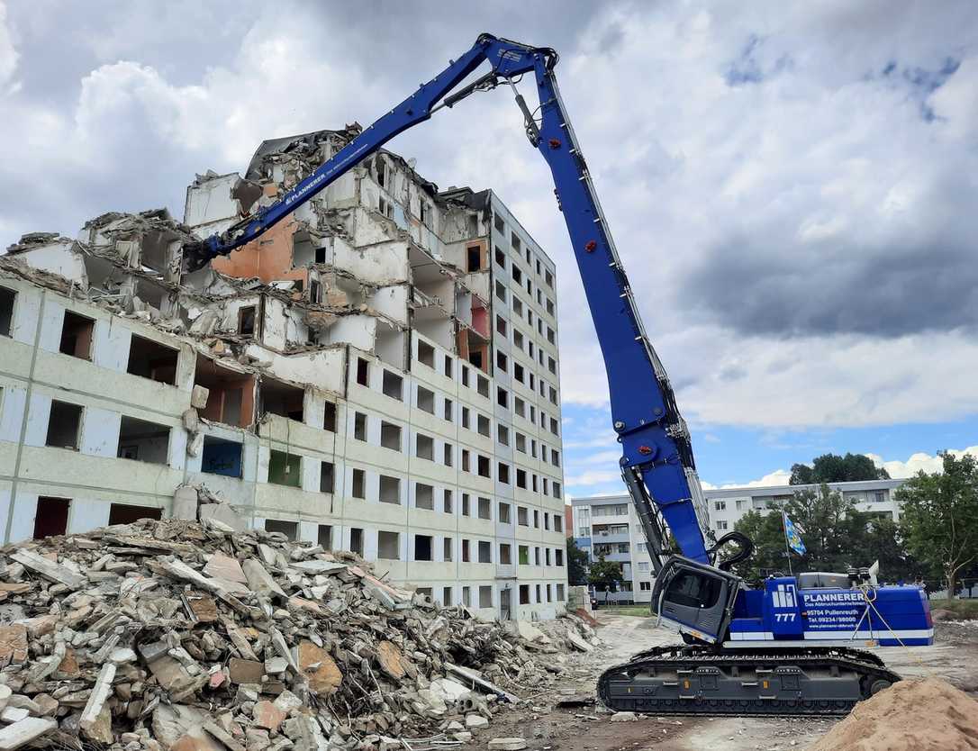 Beutlhauser beliefert Plannerer mit Liebherr-Abbruchbagger R 980
