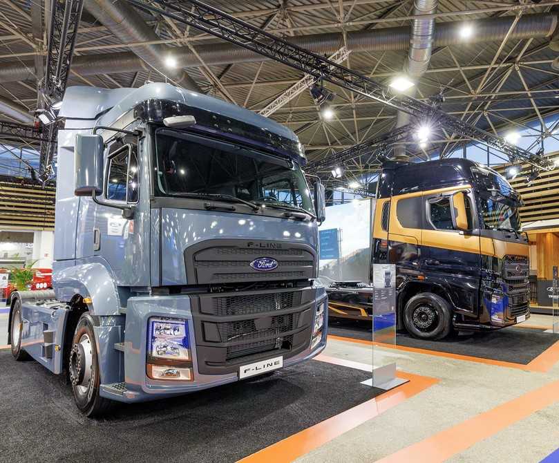 Die F-Max für den Fernverkehr (im Hintergrund) bekommt mit dem F-Line als 4x2-Sattelzugmaschine Verstärkung. | Foto: Ford Trucks Die F-Max für den Fernverkehr (im Hintergrund) bekommt mit dem F-Line als 4x2-Sattelzugmaschine Verstärkung. | Foto: Ford Trucks