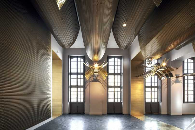 Der Parcours im Pavillon Dufour, der vom Eingang bis zum Auditorium im dritten Obergeschoss des Gebäudes reicht, wurde mit exklusivem Metallgewebe von GKD gestaltet. | Foto: André Morin / Dominique Perrault Architecte, ADAGP Der Parcours im Pavillon Dufour, der vom Eingang bis zum Auditorium im dritten Obergeschoss des Gebäudes reicht, wurde mit exklusivem Metallgewebe von GKD gestaltet. | Foto: André Morin / Dominique Perrault Architecte, ADAGP