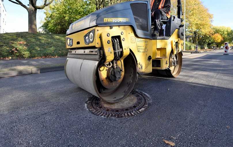 Im Zuge der Arbeiten wurden ferner auch die Schachtabdeckungen für Kontroll- und Wartungsschächte von unterirdischen Versorgungsleitungen und Abwasserkanälen… | Foto: Hydrotec Im Zuge der Arbeiten wurden ferner auch die Schachtabdeckungen für Kontroll- und Wartungsschächte von unterirdischen Versorgungsleitungen und Abwasserkanälen… | Foto: Hydrotec