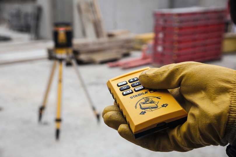 Lässt sich per Fernbedienung und Drehen des Handgelenks intuitiv steuern: der LAR 350. | Foto: Stabila Lässt sich per Fernbedienung und Drehen des Handgelenks intuitiv steuern: der LAR 350. | Foto: Stabila