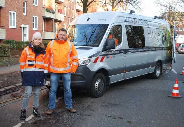 Projektleiterin Gabriele Mokros und Tino Bermich auf der Baustelle in Eimsbüttel | Foto: A. zu Eulenburg Projektleiterin Gabriele Mokros und Tino Bermich auf der Baustelle in Eimsbüttel | Foto: A. zu Eulenburg
