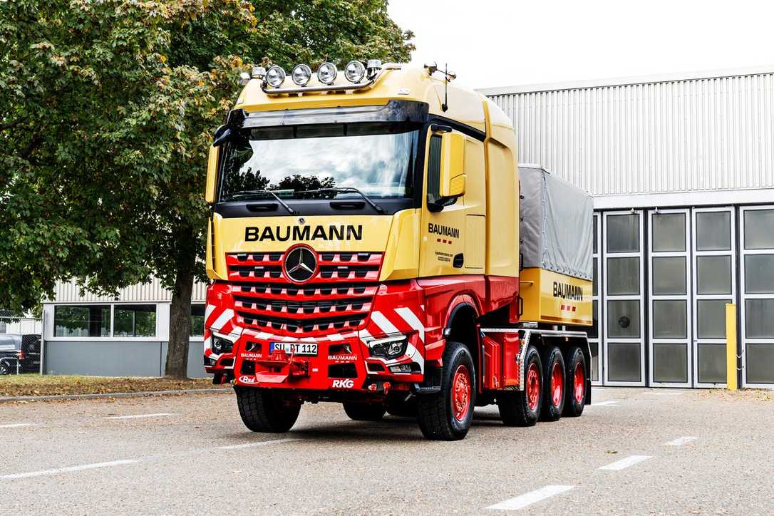 Schwerlasttransport-Lkw: Maßgeschneiderter Mercedes-Benz Arocs SLT für Spedition Baumann Schwerlasttransport-Lkw: Maßgeschneiderter Mercedes-Benz Arocs SLT für Spedition Baumann