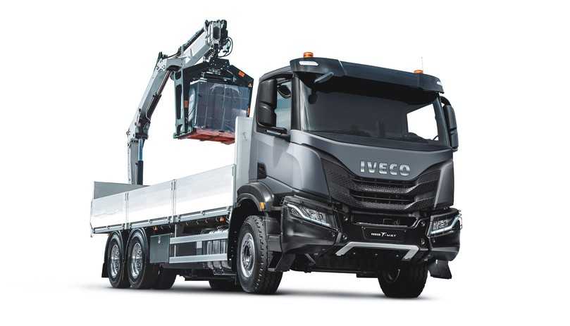 Als 6x4-Baustofffahrzeug mit Heckladekran macht der Iveco T-Way eine gute Figur. | Foto: Alisdair Cusick Als 6x4-Baustofffahrzeug mit Heckladekran macht der Iveco T-Way eine gute Figur. | Foto: Alisdair Cusick