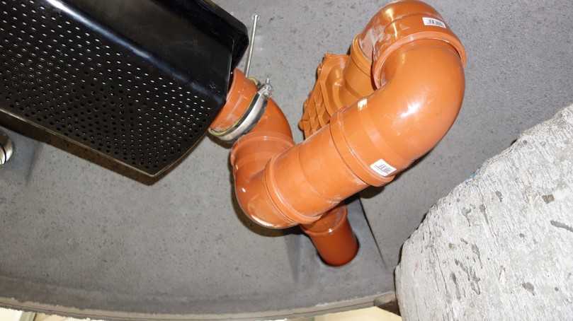 Konus für unterirdischen Regenspeicher während des Einbaus im Gelände, Blick von unten aus dem Betonbehälter. Konus mit vormontierter schwarzer Filterwanne und Überlauf inklusive Geruchverschluss und Rückstauverschluss, da in den Kanal entwässert wird. | Foto: Mall Konus für unterirdischen Regenspeicher während des Einbaus im Gelände, Blick von unten aus dem Betonbehälter. Konus mit vormontierter schwarzer Filterwanne und Überlauf inklusive Geruchverschluss und Rückstauverschluss, da in den Kanal entwässert wird. | Foto: Mall